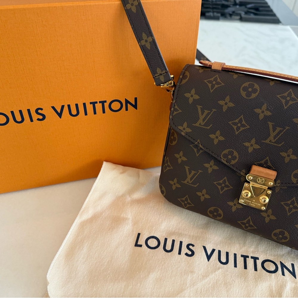 EXCELLENT condition Louis Vuitton Pochette Métis, Brown Monogram Bag
